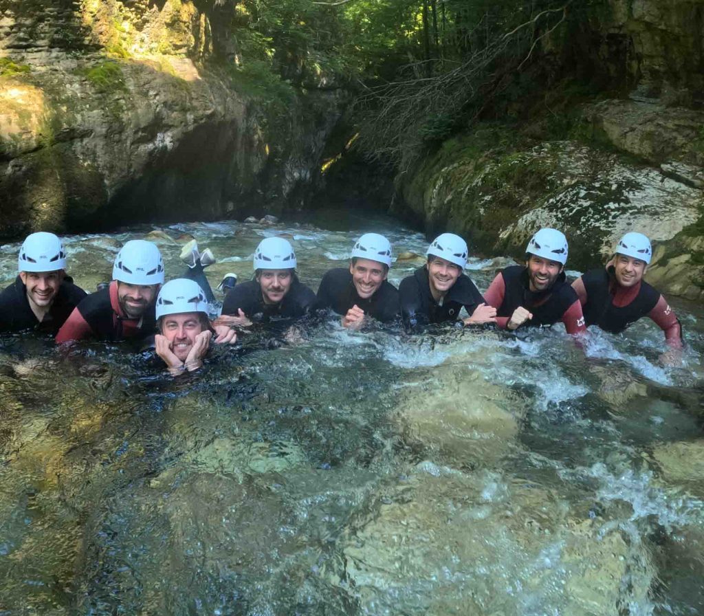 Groupe canyoning dans les Alpes avec Canriv Annecy